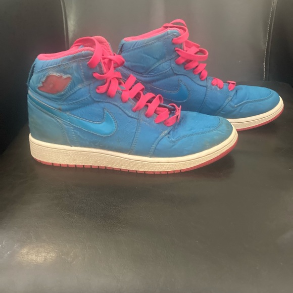 Girls Teal & Pink Jordan’s 5.5 - Picture 2 of 4